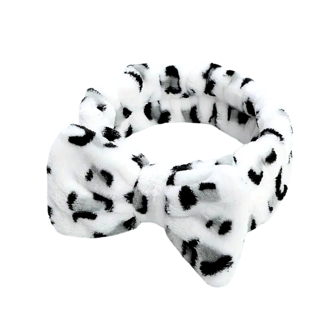 Introducing the Grey Leopard Print Makeup Headband with Bow by The Soap Gal x—this fluffy accessory boasts a chic leopard print and an elegant bow at the front, perfect for adding a touch of wild sophistication to your style. It’s ideal for keeping your hair in place during makeup sessions.